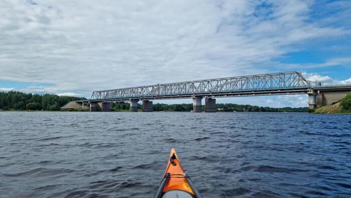 Калязинский мост: форсирование с боем. Пришлось “красться” вдоль дамбы, чтобы не сдуло.
