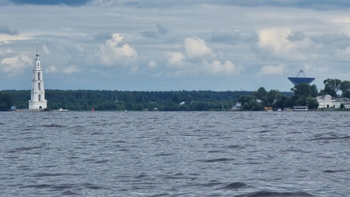 Подхожу к Калязину. Вдалеке уже видно колокольню и огромную антенну обсерватории.
