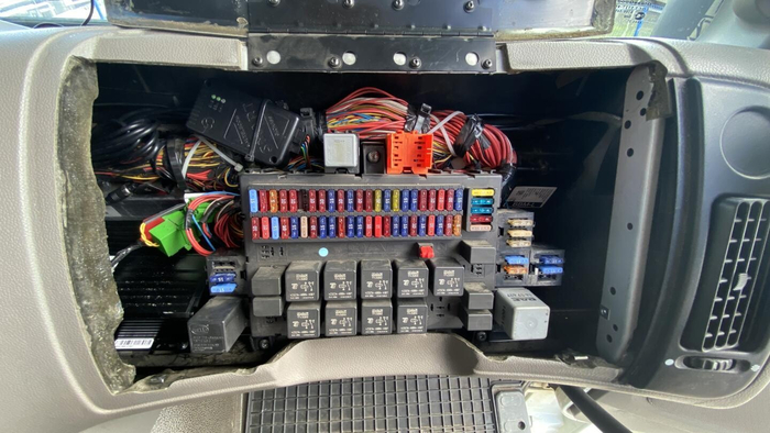 Сейчас для этого идеальное время. Перевозчики экономят и не покупают новые машины, а ремонтируют старые. При этом конкуренция среди автоэлектриков невысокая, а цены высокие.