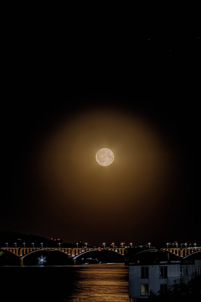 Месяц ждал полнолуния, а в городе шквальный ветер, еле штатив удержал