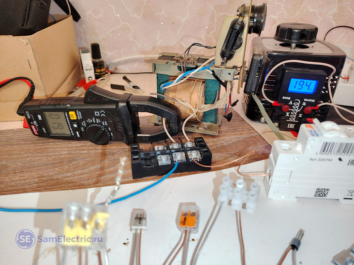 Лабораторная установка: ЛАТР SUNTEK 0…300В, накальный трансформатор, токоизмерительные клещи IEK CM1C, блок зажимов TB4504, к которому подключена цепь соединений.