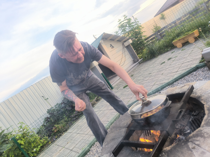 А вот это мясо тушеное с картошкой в казане. В качестве мяса использовался вчерашний шашлык.