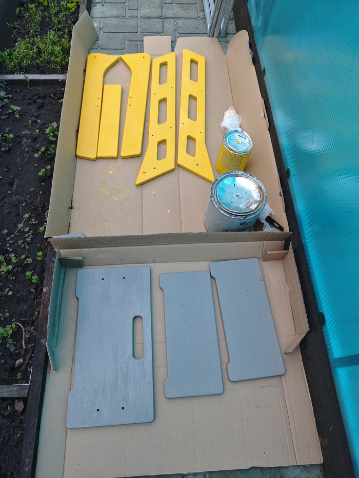 Покрашенный набор табуретки-стремянки.