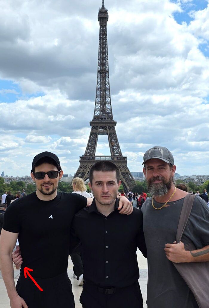 Лекс трогательно стесняется обвить Дурова крепким мужским хватом за его стройную талию. Алексей, ну тут же все свои русские люди собрались, неужели ты обвинений от Павла в харассменте боишься?