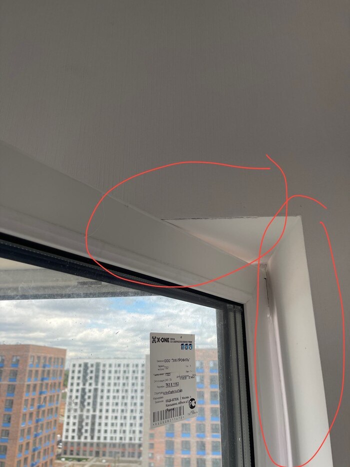 Окно в большой спальне не открывалось то ли из-за кривого проема окна, то ли криво установили. Проем мне все же криво-косо расширили, а вот саму створку окна, поцарапанную гранью проема, менять отказались. Видите повреждения пластика?