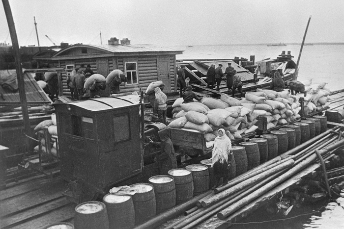 Работать приходилось чуть ли не круглосуточно, и это при постоянных обстрелах, скудном пайке и ладожских штормах, которые весной и в начале лета особенно часты. Фото: РИА Новости