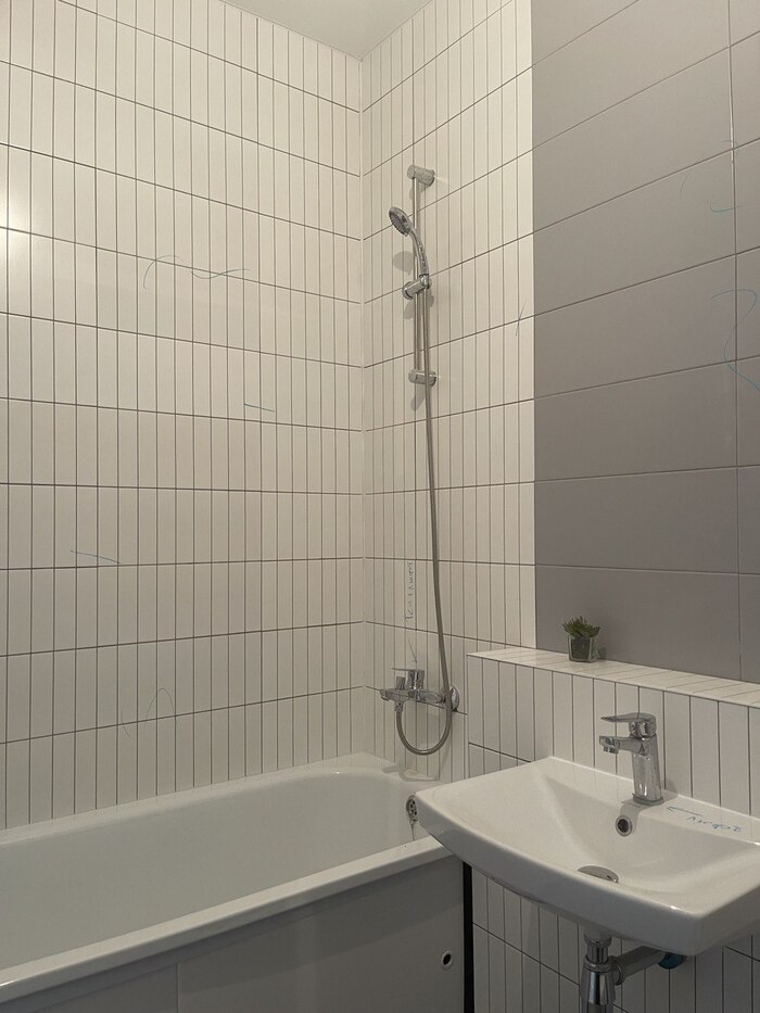 Плитку приемщик квартиры пометил неровно положенную. Видите синие черточки? И на серой, и на белой плитке.