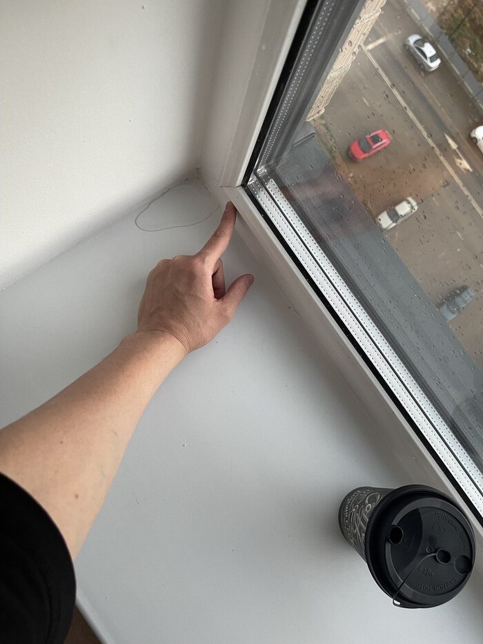 Окна текут, поэтому боковины у окан уже стремные. Угадайте - делает застройщик с этими окнами и протечками что-то? Правильно думаете, ахахах. Не делает!