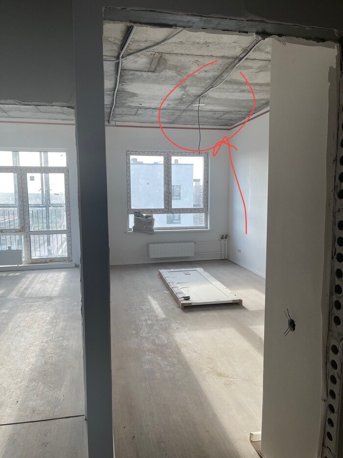 Сколько стоит постелить защитный слой? Неужели сравнимо с заменой подоконника? Кругом метры пространства, кой черт заставляет на белый хрупкий пластик непременно поставить тяжелый мешок? "Разруха не в клозетах, а в головах". (с). Вы контролируете стройки?