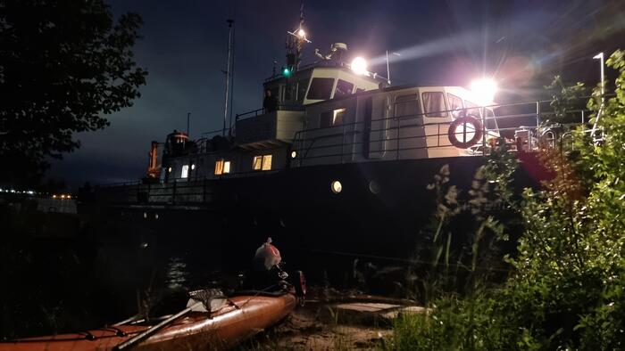 Кто-то паркуется у обочины, кто-то — к берегу. А кто-то, видимо, прямо к тебе на голову. “Путейский” решил пришвартоваться в паре метров от меня.