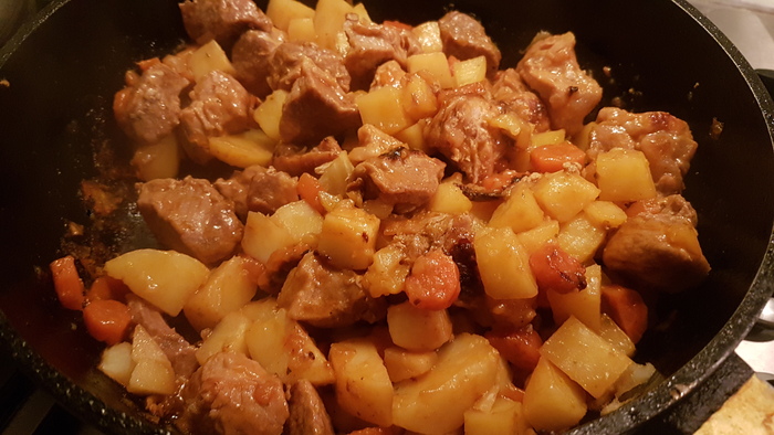 строго говоря, здесь я вообще собирался сделать яичницу, но был сонный и как-то по автомату настрогал, пока сообразил, чего творю...