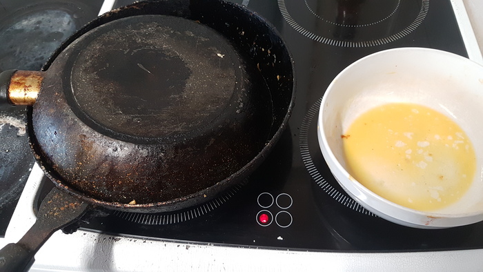 На соседней плите в это время филлипенец какое-то хитрое варево лепил, но я был задолбавшись и даж не поинтересовался, что там. А фотал, общаясь в телеге с несостоявшейся тёщей..