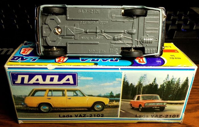 Донышко в начале 90-ых окрашивали, до этого шёл голый металл, а в 2000-ых красили чёрной глянцевой краской.