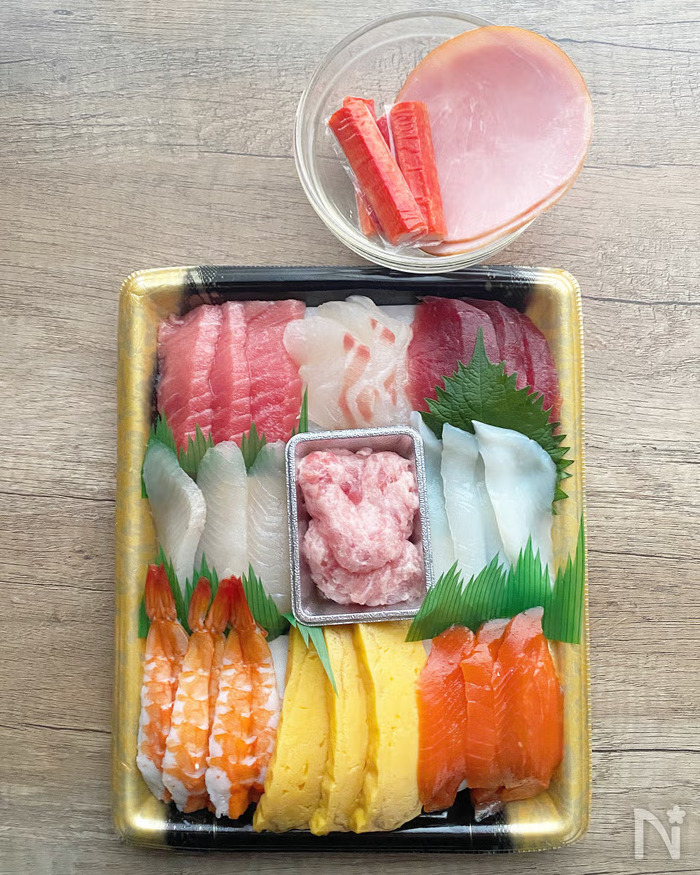 Набор сашими (филе разной рыбы, кальмар, креветки, маринованный дайкон)
