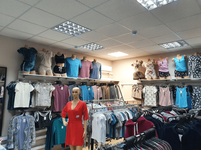 Продавал простую одежду. Формат магазинов был небольшой — около 50 квадратных метров.