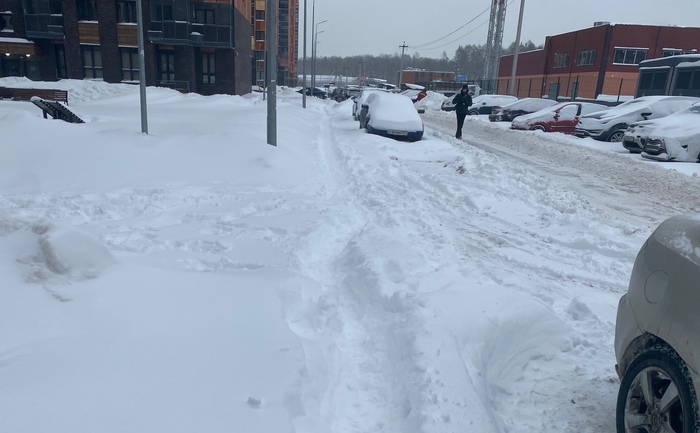 Типичный пейзаж зимой. Снег убирают два-три раза за всю зиму после сотен жалоб
