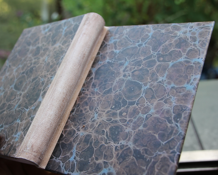 Сделал небольшое текстурное тиснение, убирающее глянец.