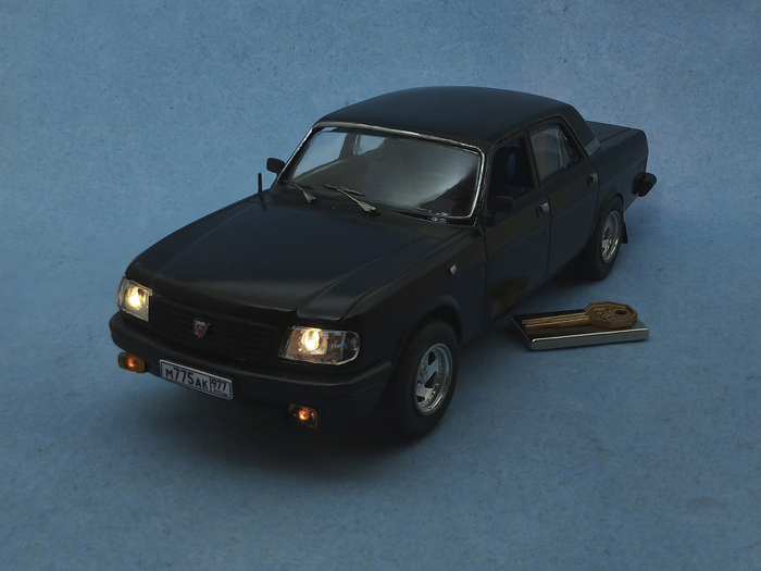 Рис. 18. Электрифицированная модель-копия автомобиля ГАЗ-31029 «Волга» с горящими передними фарами, противотуманками и задними фонарями