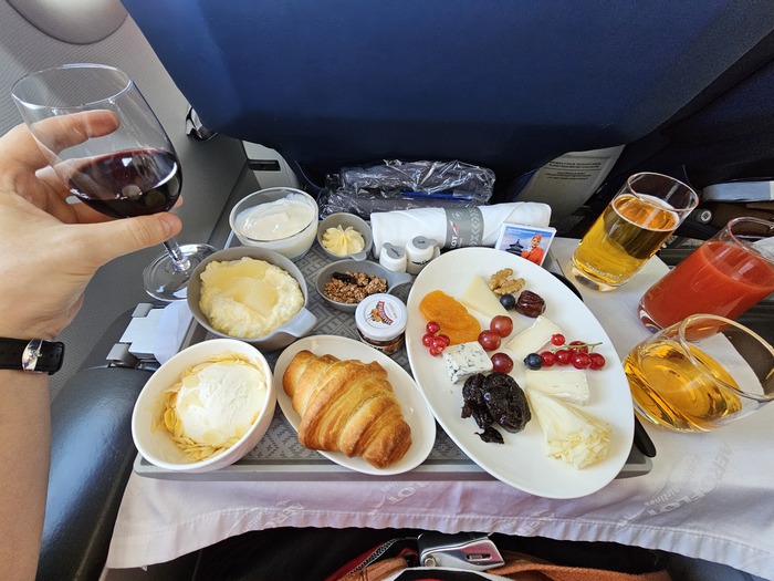 Накрывает, много, сытно, вкусно, приборы металические