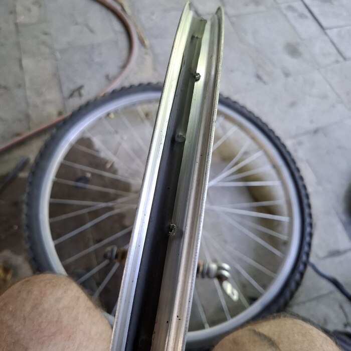 Мало того что спицы торчат внутрь, так еще и флиппер будто положен пьяным сантехником - половину просто не закрывает.