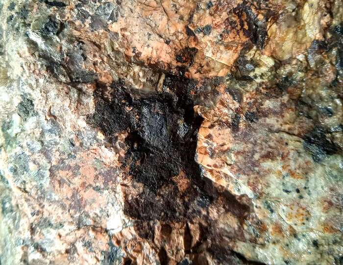 Минерал в состав которого входит гадолинит