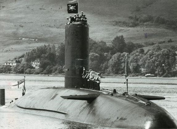 Поднятие "Веселого Роджера" на HMS Conqueror