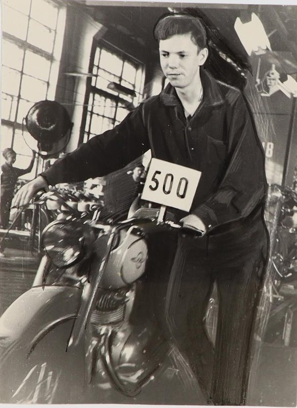С конвейера сходит 500-й мотоцикл, собранный комсомольцами и молодежью Ижевского машиностроительного завода в подарок 50-летию ВЛКСМ - 18 октября 1968 года