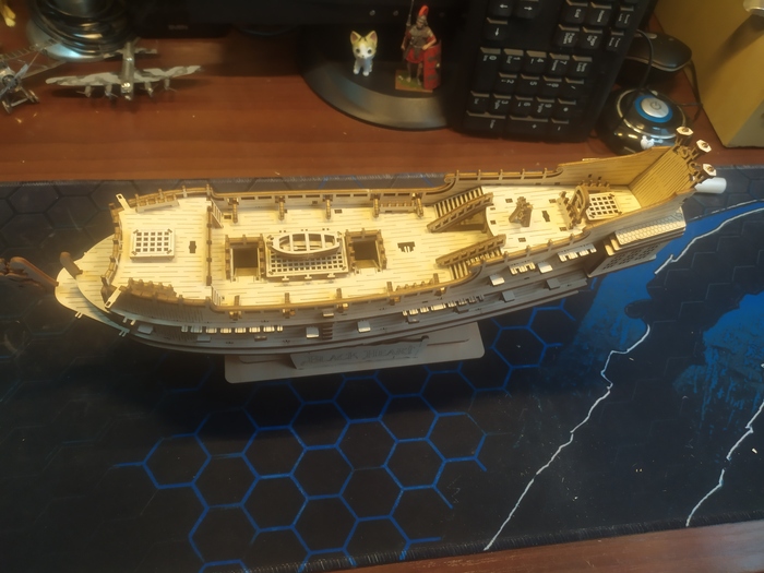 На батарейную палубу можно спуститься по лестнице.