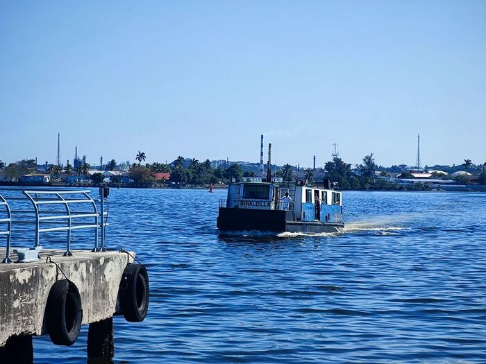 "Через акваторию мчится катерок!"