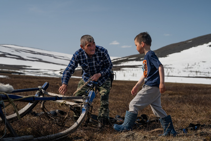 Внук пришёл помогать Дедушке.