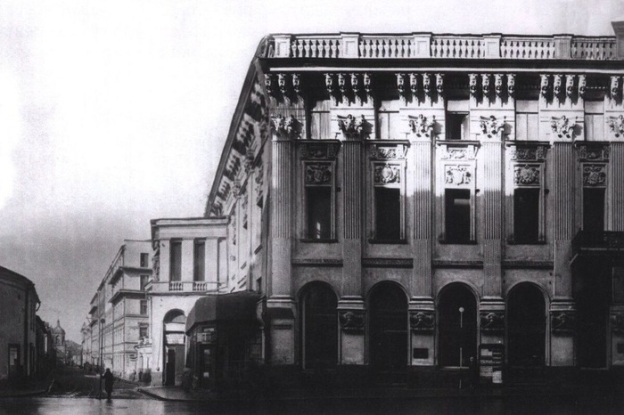 В этом доме на Тверской улице (снесен в 1939 году), находилось кафе "Стойло Пегаса".