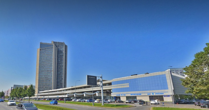 Здание в 2024 году. Это по-прежнему гостиница. Только теперь она имеет 4 звезды и называется "Аструс".