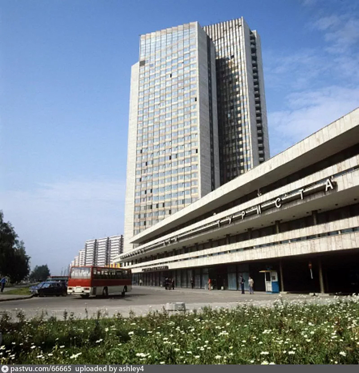 Центральный Дом Туриста на Ленинском проспекте в 1980 году. 33-этажное здание построили по проекту группы архитекторов под руководством Всеволода Кузьмина. Из-за конструктивной сложности работы длились около 8 лет.
