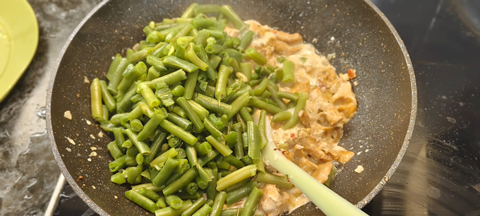 Добавляю отваренную фасоль. И тушу все вместе ещё 10 минут под крышкой. Периодически помешивая.