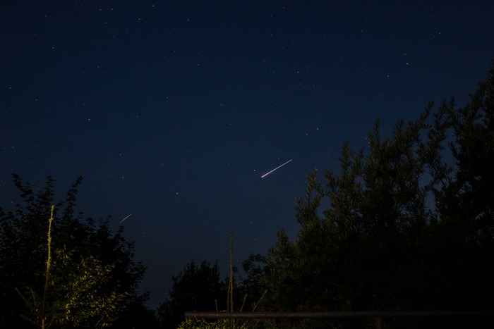 Снимал на Canon eos 1200d с китовым объективом 18-55. Самолёт поярче, предполагаемый метеор потусклее, чуть выше метеора пролетал старлинк