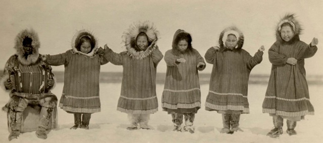 чукчи в национальных костюмах