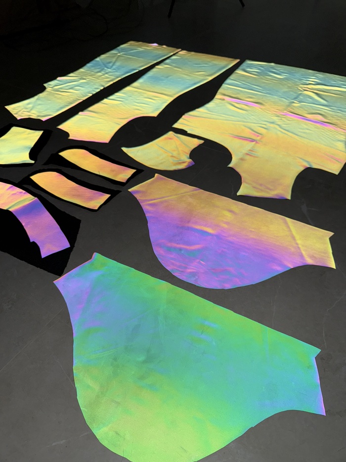 В швейном деле мои навыки в районе нуля, но это меня не сильно пугает. Даже если я запорю эту попытку - выкрою ещё. У меня целый рулон этой ткани, возможно даже поделюсь с комментаторами (как пост назад).