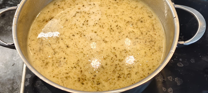 В бульон закидываю картофельное пюре, недоваренный картофель, обжаренный фарш, добавляю сливки.