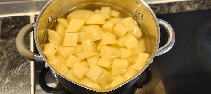 Картофель нарезаю не крупным кубиком и ставлю вариться в подсоленной воде