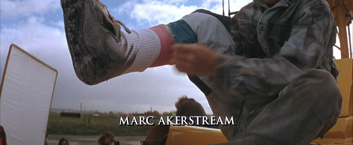 Джеки напяливает носок с нарисованным кроссовком