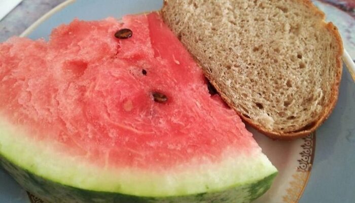 Вечером, проходя мимо полубглоданного семьей 14 кг арбуза, купленного накануне, обнаружил по соседству с ним свежий нарезанный хлеб…надо сказать вкус такой же, как в детстве.