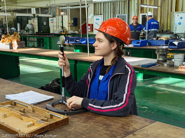 Из серии «Именно они делают Россию великой» - снято мной на заводе ПАО «Тюменские моторостроители»