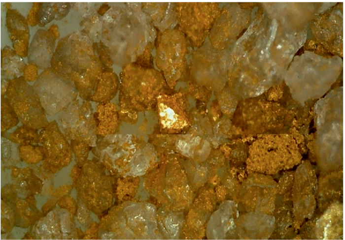 Результат осаждения золота на кварцевый песок. Получился типичный рудный облик.