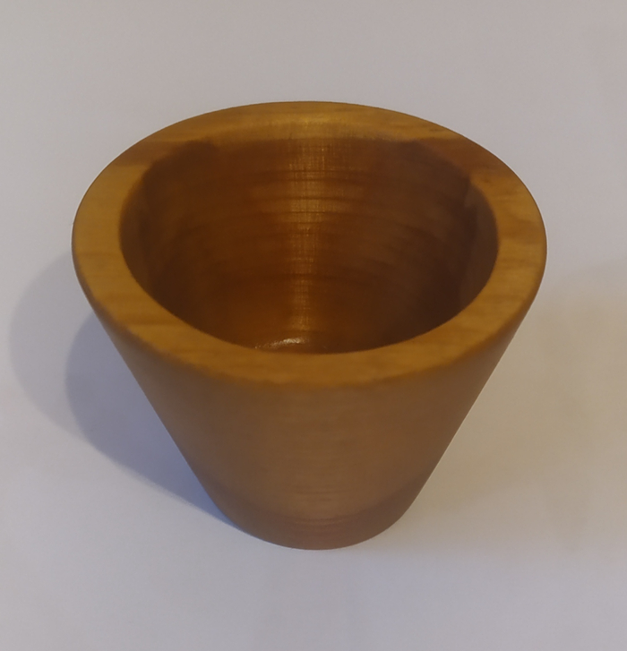 Рюмаха по приколу вырезалась вручную, без токарных операций. Покрыта льняным маслом и пчелиным воском. Свои функции выполняет )