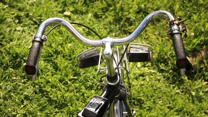 Сейчас при повороте руля, он упирается в колени))))