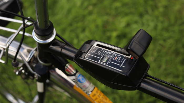 Можно подумать что переключать было не удобно, если гнать то да, нада приноровиться, но для неспешной езды очень удобно.