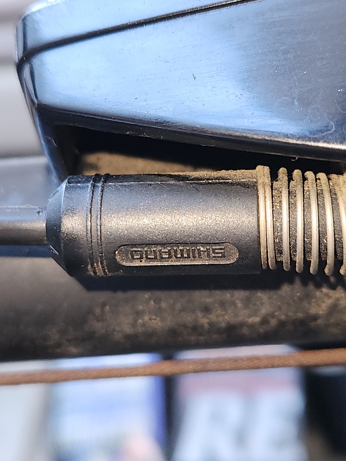 Под самим переклюком, по другому не получилось сфотографировать что там еще есть.