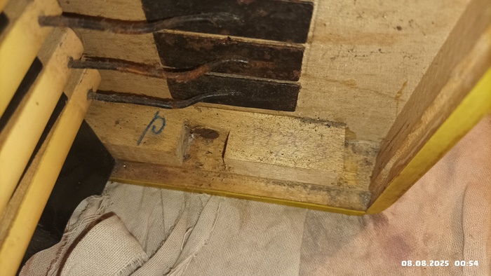 На фото плохо видно, но я смог распознать что написано: р8074в - видимо номер модели/партии