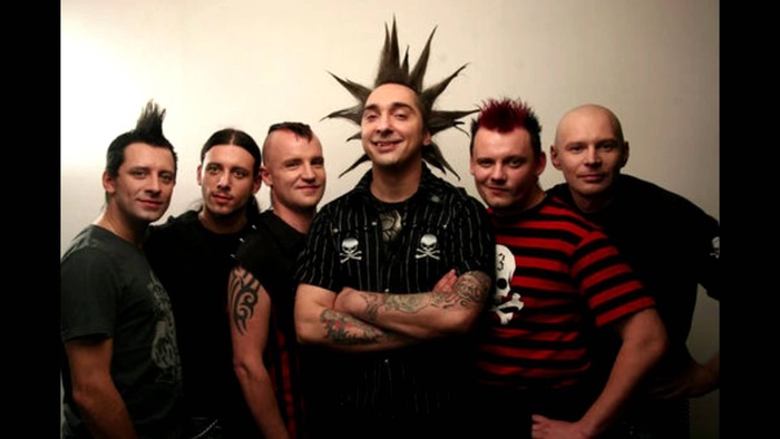 Король и Шут, ровно как и Кино распалась по понятным причинам.