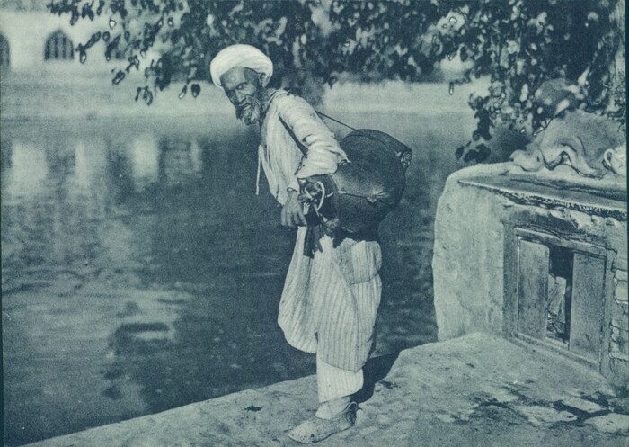 Старая Бухара. Машкоп (так называли водоносов). 1927-1929 гг.